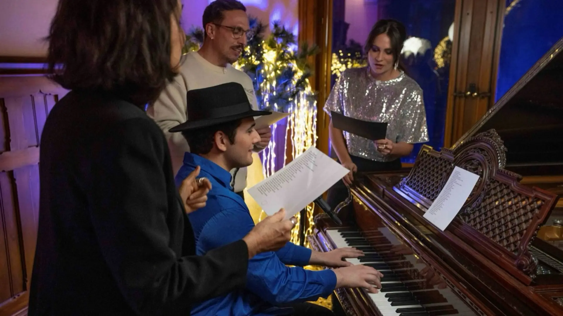 Tournage de La Fête au Château : trois personnes autour d'un piano, sous les guirlandes